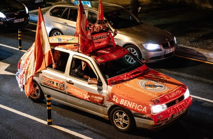 Adeptos do Benfica celebram na Rotunda da Boavista.
