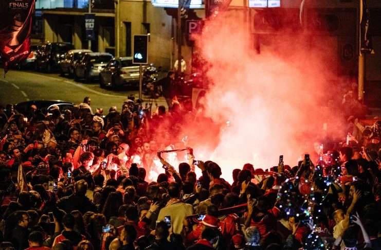 Adeptos do Benfica celebram na Rotunda da Boavista.