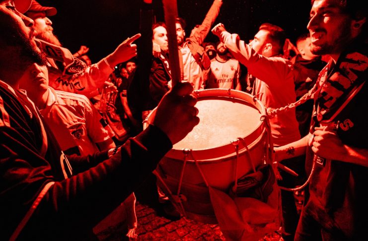 Adeptos do Benfica celebram na Rotunda da Boavista.