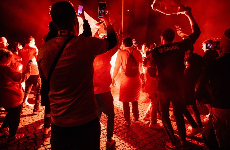 Adeptos do Benfica celebram na Rotunda da Boavista.