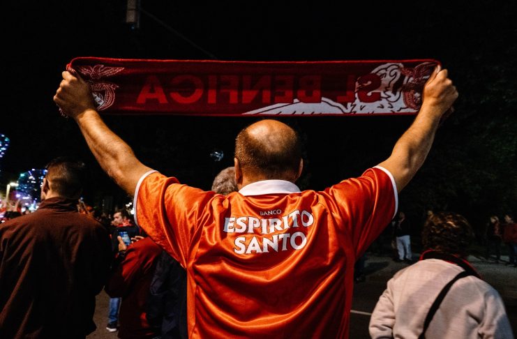 Adeptos do Benfica celebram na Rotunda da Boavista.