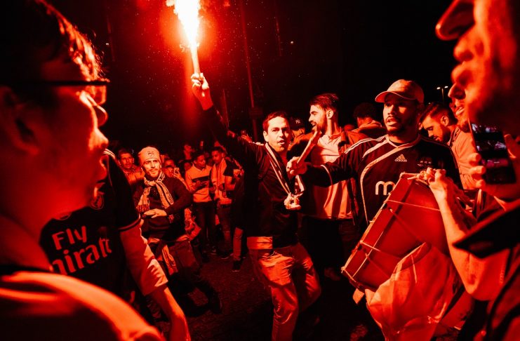 Adeptos do Benfica celebram na Rotunda da Boavista.