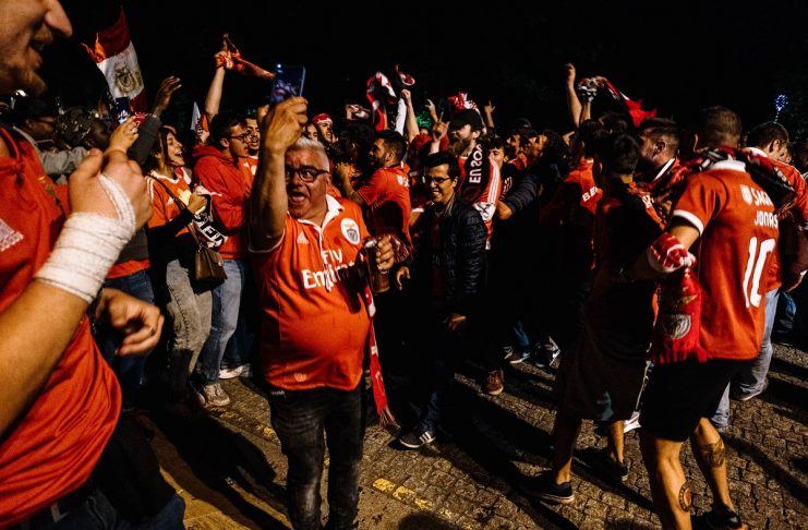 Adeptos do Benfica celebram na Rotunda da Boavista.