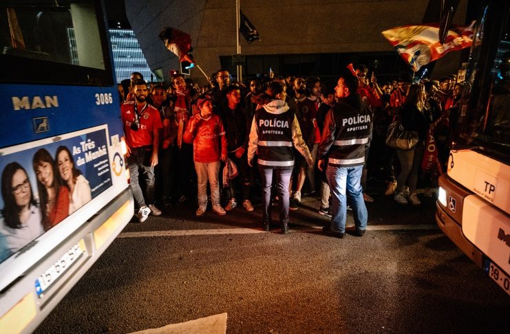 Adeptos do Benfica celebram na Rotunda da Boavista.