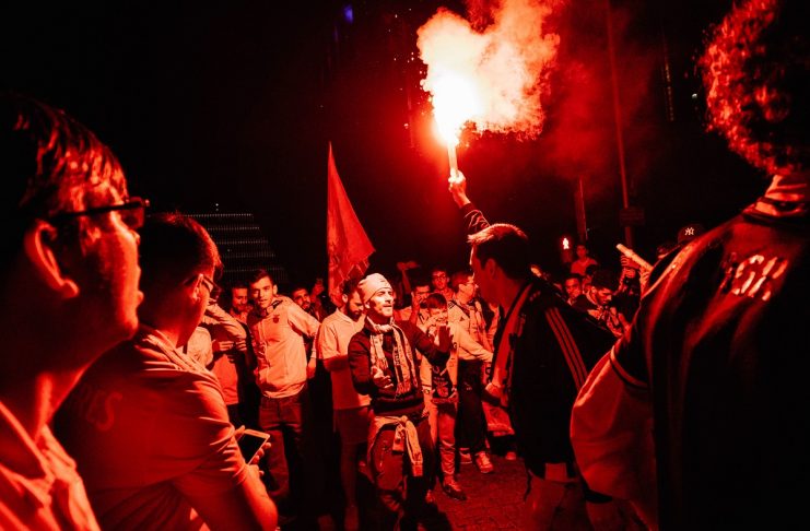 Adeptos do Benfica celebram na Rotunda da Boavista.