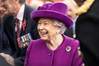 Rainha Isabel ll aparelho