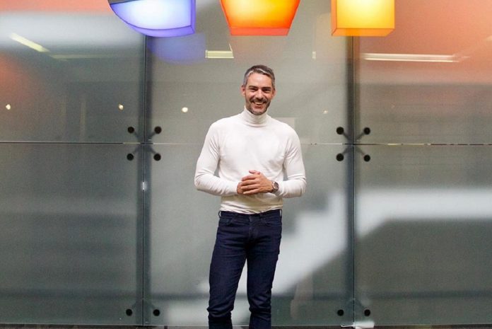 Cláudio Ramos visita casa