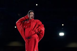 Rihanna grávida segubndo filho Superbowl