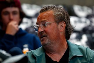 Matthew Perry, ator da série "Friends", morre aos 54 anos