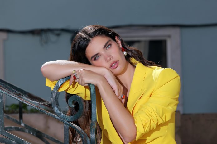 Sara Sampaio Super-Homem