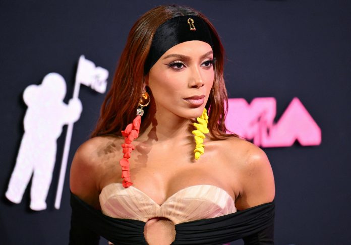 Anitta faz viagem a solo para Escócia e Gronelândia