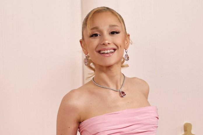Ariana Grande oficializa divórcio