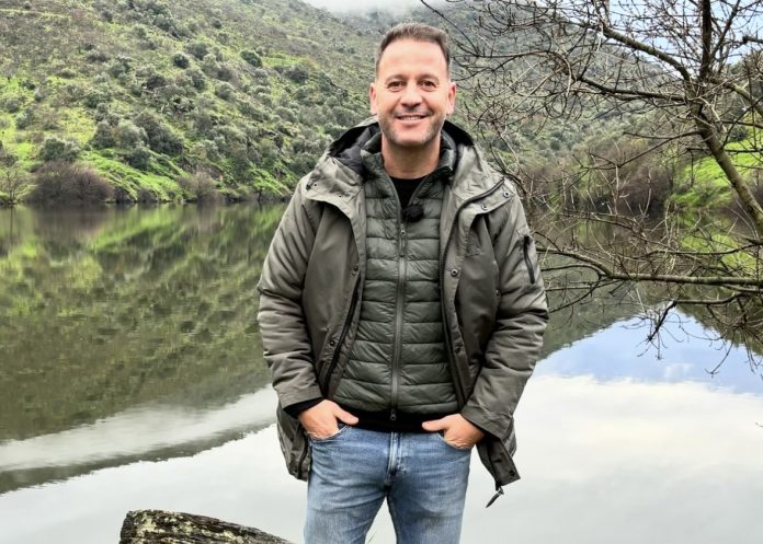 Cândido Costa é capa da 