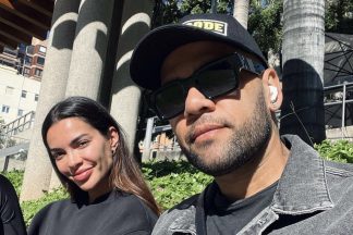 Joana Sanz de mãos dadas com Dani Alves