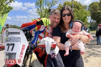 Filho de Maria Botelho Moniz assiste a corrida do pai