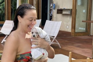 Cláudia Raia chora morte do amigo de quatro patas