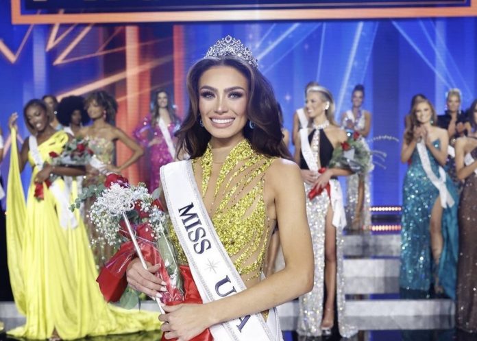 Noelia Voigt, Miss EUA, renuncia ao cargo