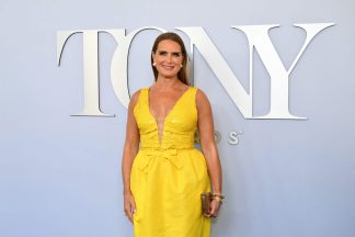 Brooke Shields surge de crocs nos Tony Awards