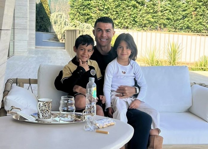 Cristiano Ronaldo assinala aniversário dos filhos gémeos
