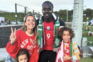 "Pipoca" posa ao lado de Éder Lopes