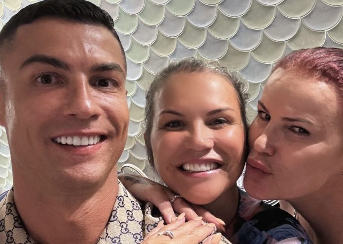 Cristiano Ronaldo diverte-se com a família