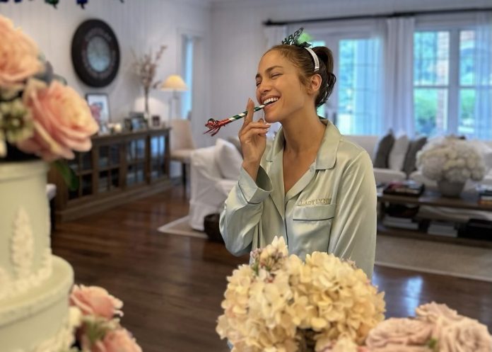 Artista manifestou-se emocionada com o carinho dos fãs em 