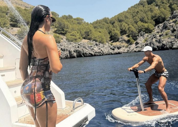 Futebolista e companheira desfrutam de dias de descanso a dois