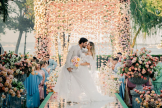 Quatro anos depois, futebolista assina oficialmente pelo clube dos casados