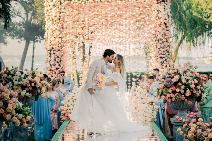 Quatro anos depois, futebolista assina oficialmente pelo clube dos casados