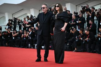 Tim Burton e Monica Bellucci na passadeira vermelha do Festival de Cinema de Veneza