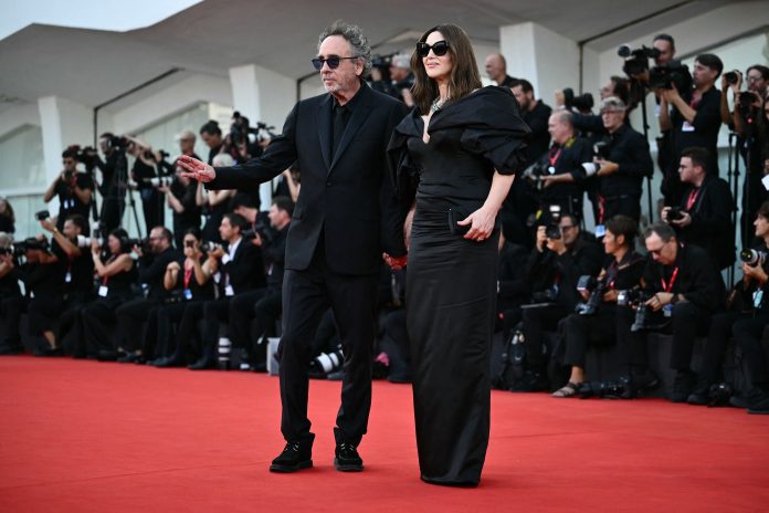 Tim Burton e Monica Bellucci na passadeira vermelha do Festival de Cinema de Veneza