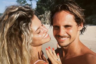 Atriz foi surpreendida pelo surfista após quatro anos de namoro