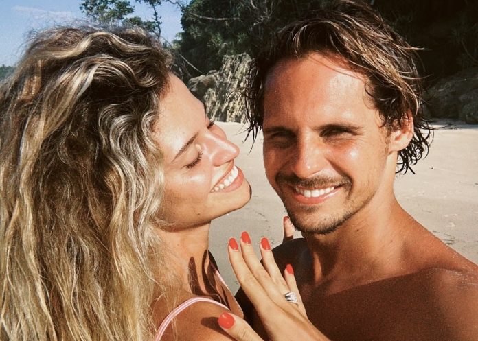 Atriz foi surpreendida pelo surfista após quatro anos de namoro