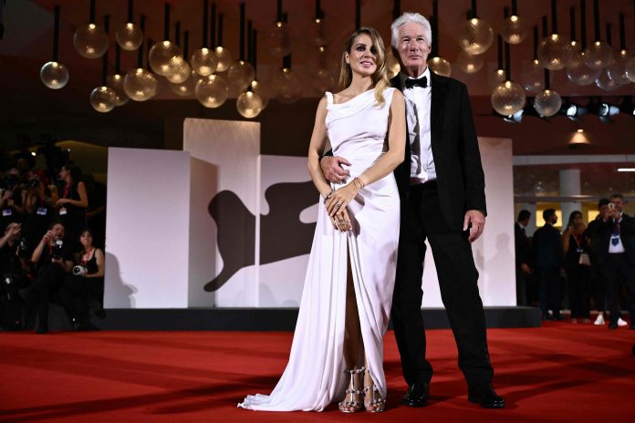 Alejandra Silva e Richard Gere na passadeira vermelha do Festival de Cinema de Veneza