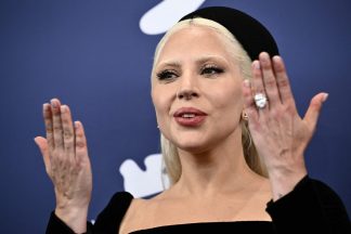 Lady Gaga exibe anel de noivado no Festival de Veneza