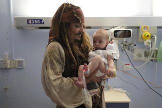 Johnny Depp visita hospital pediátrico