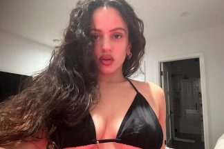 Cantora da Catalunha mostrou o nome do ex tatuado abaixo do seu peito esquerdo