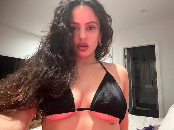 Cantora da Catalunha mostrou o nome do ex tatuado abaixo do seu peito esquerdo