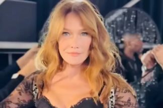 Antiga primeira-dama de França, Carla Bruni, estreou as cobiçadas asas aos 56 anos