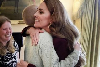 A princesa de Gales abraçou Liz Hatton, de 16 anos, que enfrenta um cancro raro