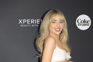 Sabrina Carpenter chocou ao dançar no altar de uma igreja em Brooklyn, nos EUA