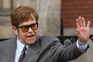 Elton John contou que infeção ocular o impede de gravar o novo disco