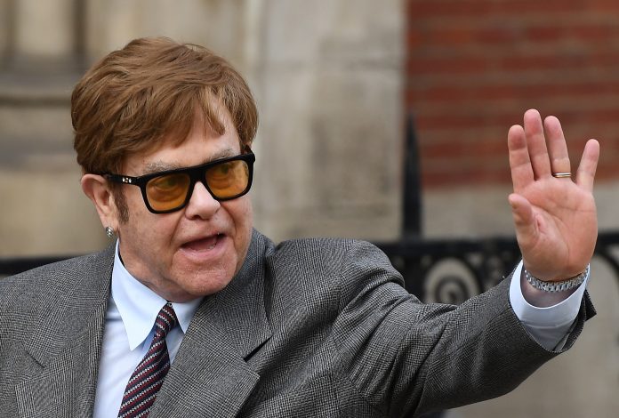 Elton John Elton John contou que infeção ocular o impede de gravar o novo disco