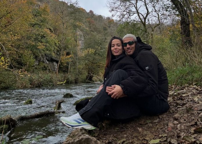 Anitta namora com o futebolista Vinicius Souza