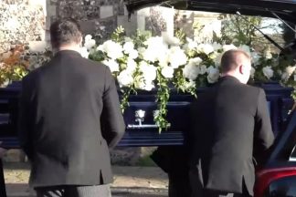 A cerimónia foi restrita a familiares e amigos próximos do cantor