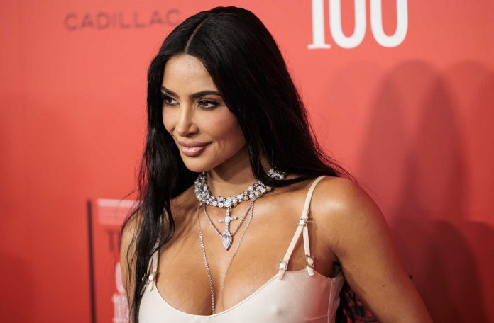 Kim Kardashian está a estudar para ser advogada desde 2018, com o objetivo de honrar o legado deixado pelo pai