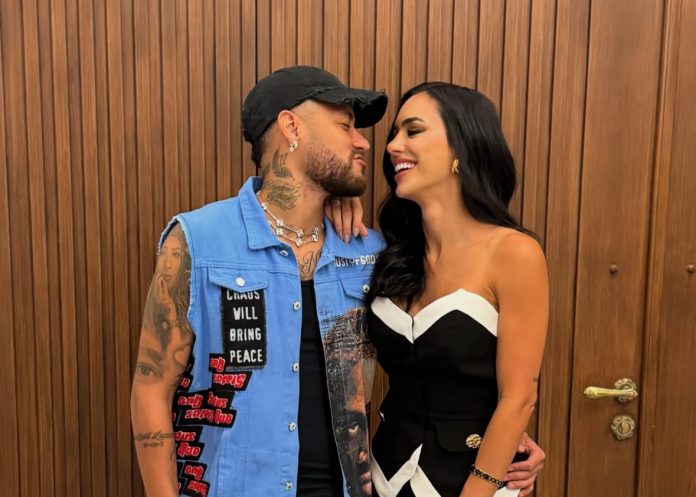 Casal anuncia gravidez